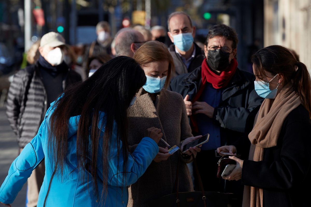 Sanitarios de Seat vuelven a vacunar a la poblaciÃ³n contra la covid. (FOTO: EFE/Alejandro GarcÃa).